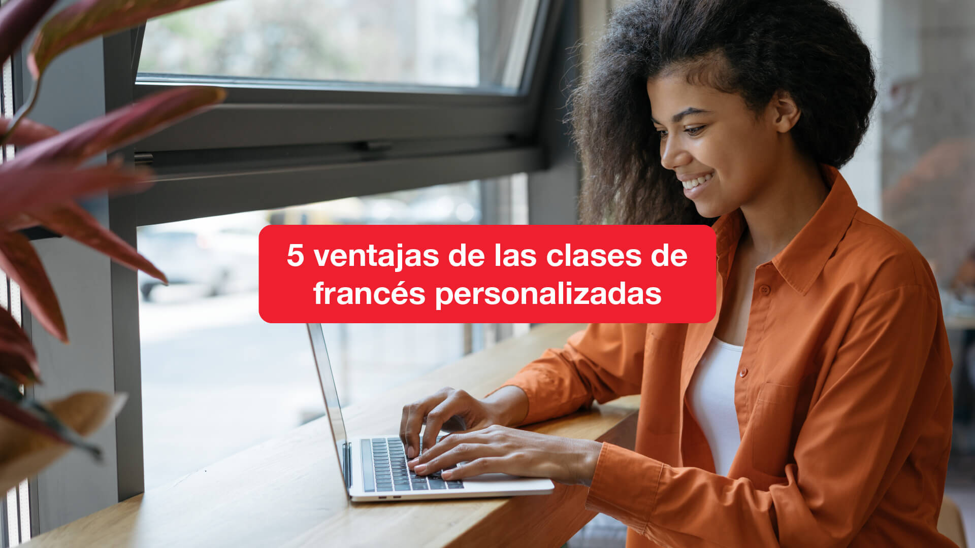 joven tomando clases de frances virtuales personalizadas en su laptop